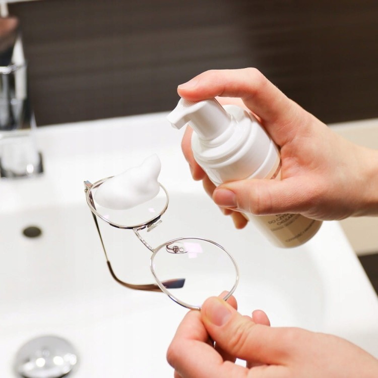 Prezentacja użycia pianki ze srebrem do czyszenia szkieł okularowych